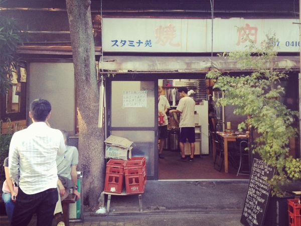 ▲東京都足立区の焼肉店「スタミナ苑」。ザガットサーベイ東京版で1位になったこともある名店だが、公共交通機関ではほぼ行くことのできない場所にあり、外観もご覧のとおりのしもた屋風。しかし開店前から行列が絶えない