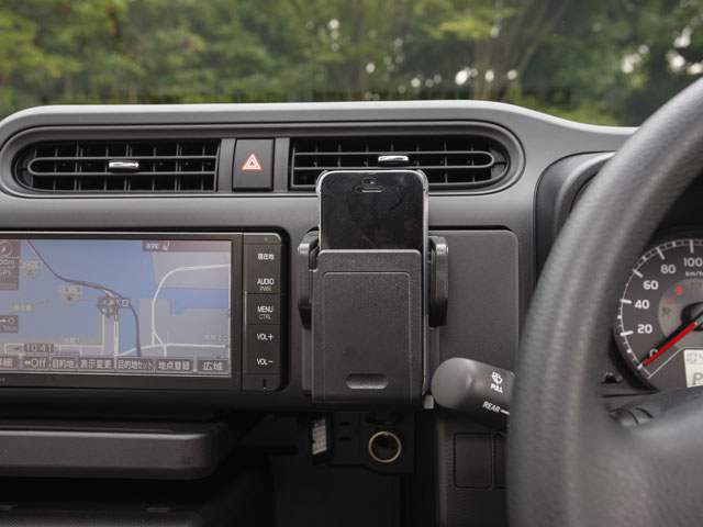 ▲運転席左側に設置されているマルチホルダーは、スマートフォンやメモ帳などが収められる。幅の調整も可能で、最大幅は80mm
