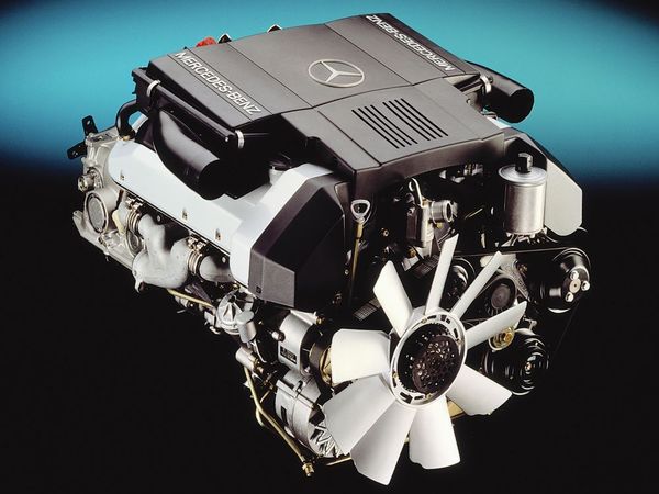 ▲90年代のM・ベンツ 500Eに搭載された排気量5LのM119型V8DOHCエンジン