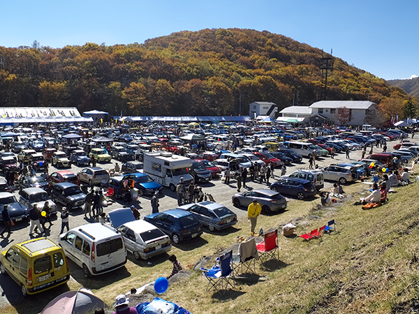 ▲メイン会場には名車がずらり。また写真手前の丘の部分には人々がテントやイスなどを用意する人もいて、ちょっとしたキャンプ会場状態だ