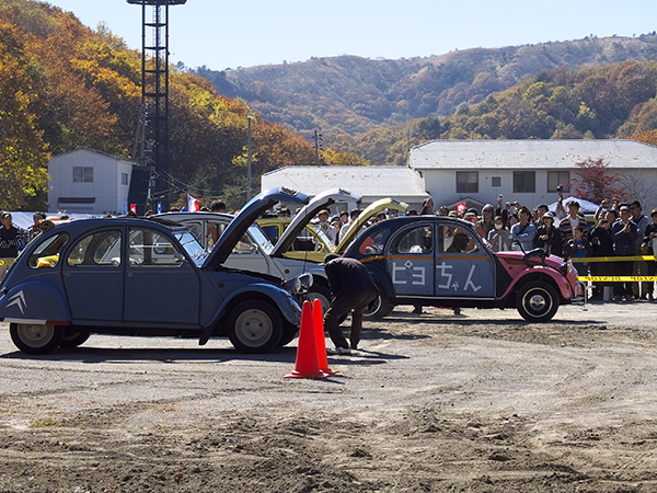 ▲毎年行われているシトロエン2CVのクランク掛け競争は観客から大人気。「クランクを使ってエンジンを……」と説明している隣のカップルがほほ笑ましかった