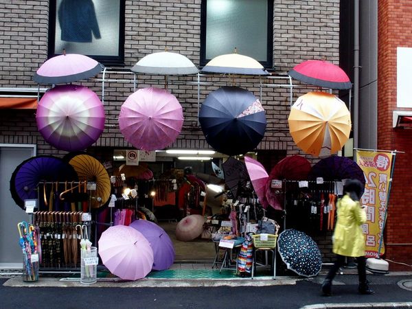 ▲巣鴨地蔵通り商店街にて。手前を横切る若い女性は鮮やかなイエローのハーフコート姿だが、巣鴨に集まるシニアなマダムは微妙な中間色を好むようで、巣鴨は街中がおおむねこの種の色で埋めつくされている