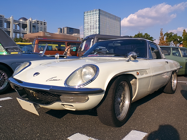 ▲世界初のロータリーエンジン搭載車。マツダ コスモスポーツ