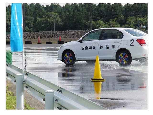 交通事故回避運転の体験学習の様子