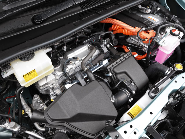 ▲ハイブリッドモデルは1.8Lエンジン+モーターで、JC08モード23.2km/Lの高い燃費性能を実現している