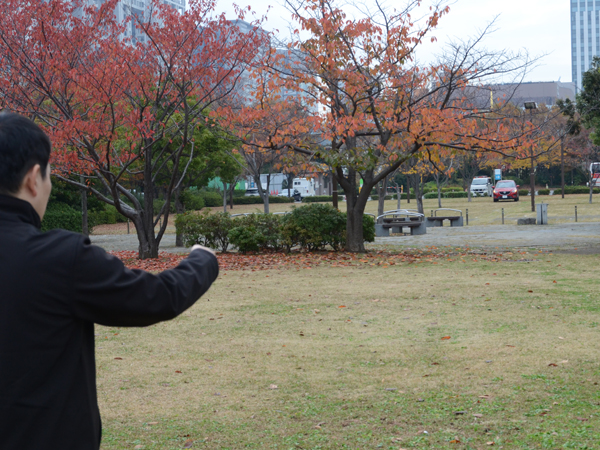 ▲ロケ地の公園駐車場を完全に飛び出した100m地点。このあたりでも問題なく反応する