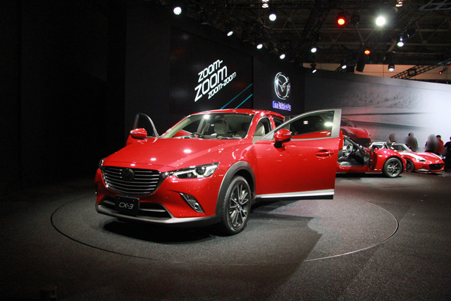 ▲マツダブースでは「CX-3」が日本初公開されました！　デミオベースなのでサイズ感もちょうどイイ感じ。もちろん内外装の質感も高いです