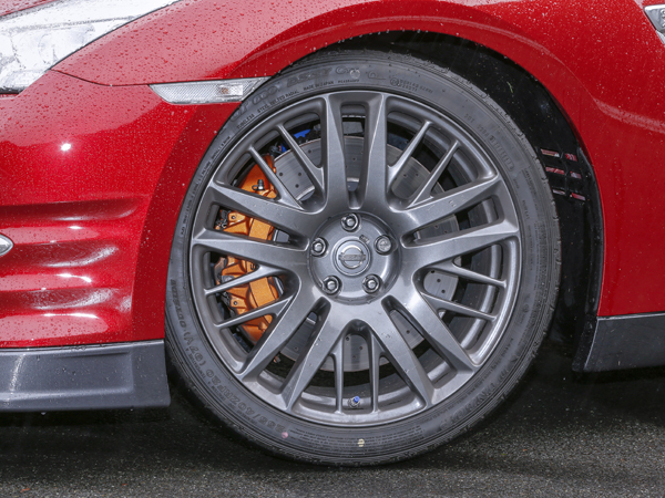▲2015年モデルではタイヤの内部構造が改められ、操縦安定性や乗り心地が良くなっている
