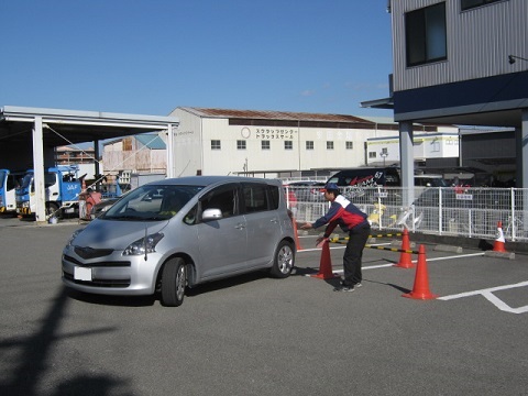 「女性のための車庫入れ教室」の様子