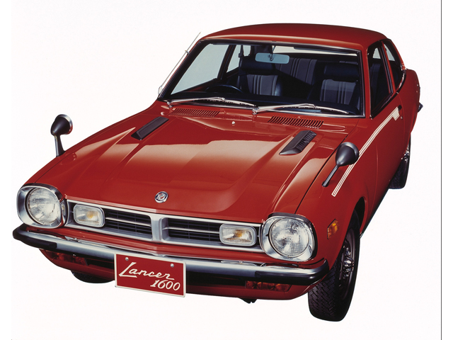 ▲1973年2月1日、ギャランと軽自動車のミニカの間を埋める形で小型乗用車のランサーが登場しました。安全性の確保と美しさを両立させるためにノーズを低く長くした「エアロノーズライン」を採用。9月には三國ソレックス製のツインキャブを搭載した2ドアスポーツモデル「1.6GSR」がラインナップに加わり、その後のラリーで大活躍し、のちのちまでの語り草になりました