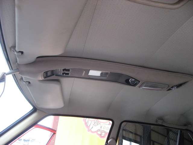 ▲車内の天井にはルームランプが配されています。このデザイン、まるで飛行機のコックピットのよう