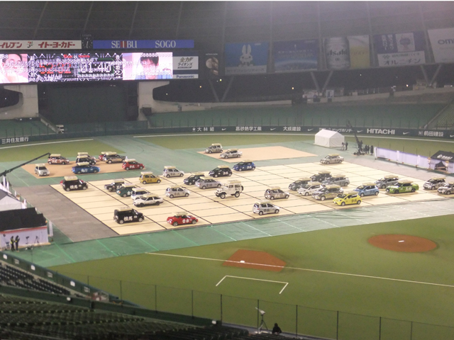 ▲対局前に羽生名人が「想像もつかない」と言っていた「リアル車将棋」の全景。将棋盤の大きさは約54.2×33.5メートル。なんと通常の盤の約1万5000倍。これは想像以上です！