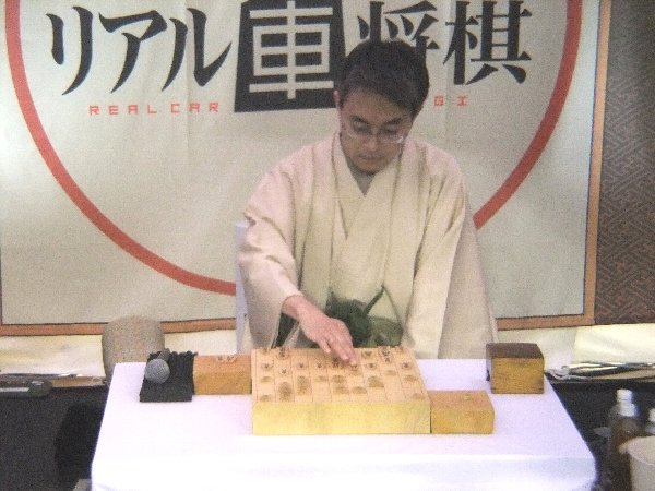 ▲対局は2回の休憩を挟んだ。8時間近くの熱戦に挑む両棋士には糖分が必須。15時のおやつ休憩では、仲良くドライバーの皆さんとケーキを食べた。その際、羽生名人はとてもうれしそうで、おっさんである筆者も思わずほっこり。ちなみに、羽生名人の好きなトヨタ車はハチロクとのこと（本人情報）