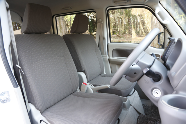 ▲シートは一部グレードを除きファブリックが採用されています。また、シートスライドの幅が、運転席が230mm（＋65mm）、助手席が180mm（＋60mm）まで拡大されています