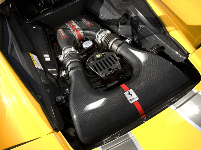 ▲ロードカー用NAとして世界最高を誇るV8エンジン。F1のノウハウが用いられ0-100㎞/h加速は3秒となる