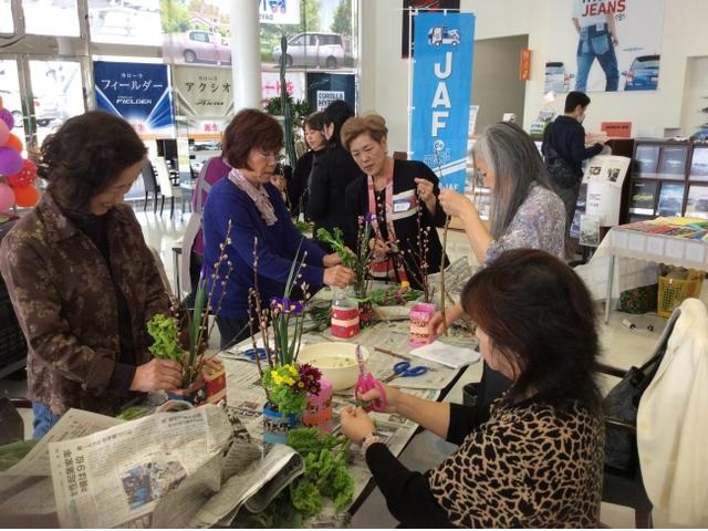 「桃の花で作るひな飾り」の様子