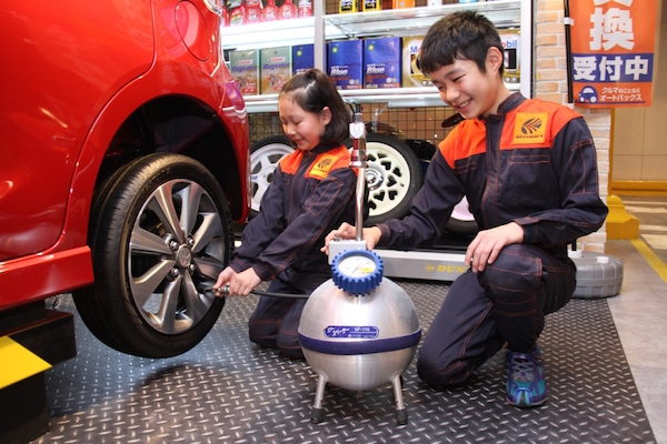 ▲休日にパパの車の空気圧をチェックしておいてとは言えないものの、空気圧を整える大切さに興味をもつようになるだけでも、これを体験するメリットは大きいかも