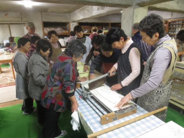 「小田うどん」作りの体験の様子