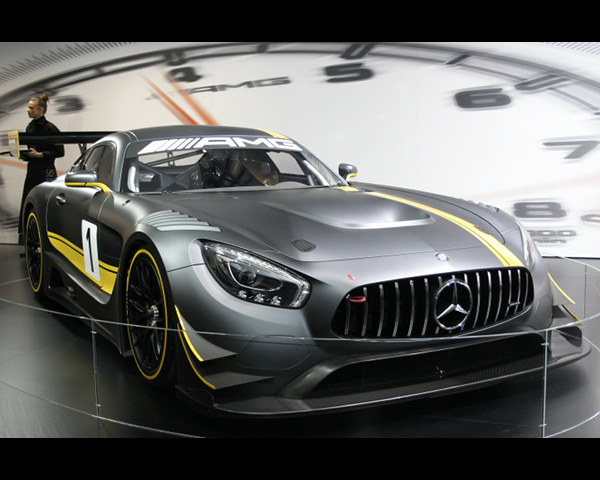 ▲こちらは、2014年秋のパリショーでワールドプレミアされたメルセデスAMG GTのレーシング仕様「メルセデス-AMG GT3」。FIA（国際自動車連盟）のGT3規格を満たすレース専用モデルで、ワイドフェンダーやエアロパーツは迫力満点だ