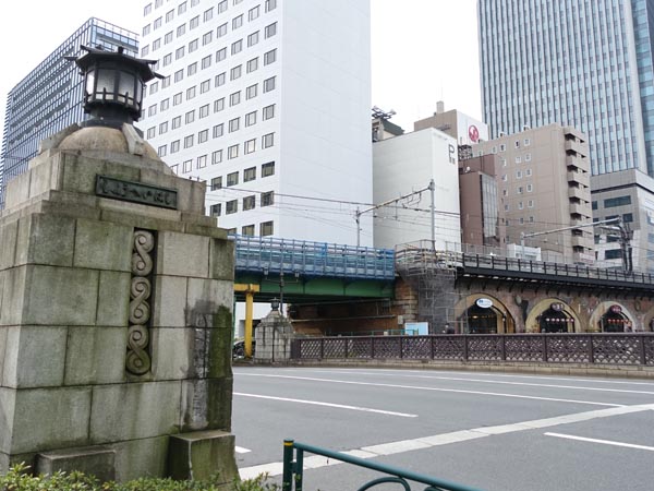 ▲昌平橋に日本初のアスファルトを採用したのは、当時の東京府知事「由利公正」。海外視察で訪れたロンドンの万国博覧会で目にしていたという