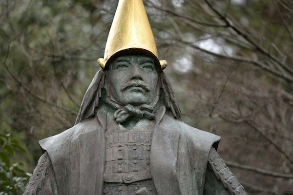 ▲写真は加賀百万石の開祖、前田利家公の銅像。金沢城公園と兼六園の途中にある。兜は金沢の伝統工芸品の金箔を思わせるゴールド使用。きっと、北陸新幹線の開業を喜んでいる……はず