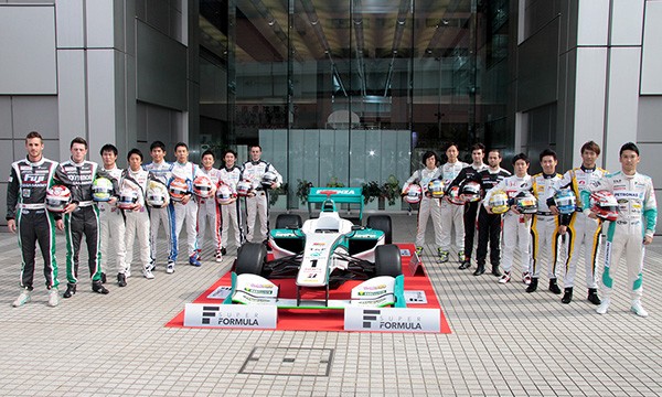 ▲昨シーズンのシリーズチャンピオンである中嶋一貴選手のマシンNo.1 PETRONAS TOM'S SF14を囲んで、全選手で記念撮影。開幕戦は4月18～19日の鈴鹿サーキットとのこと