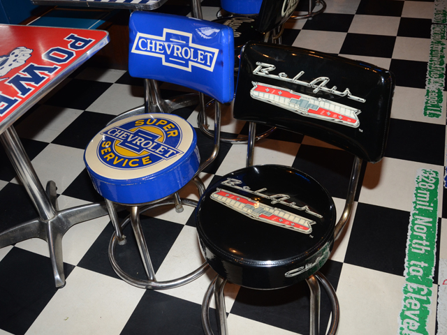 ▲各テーブルの椅子にも注目！　シボレーなどのアメリカ車メーカーのロゴが描かれています
