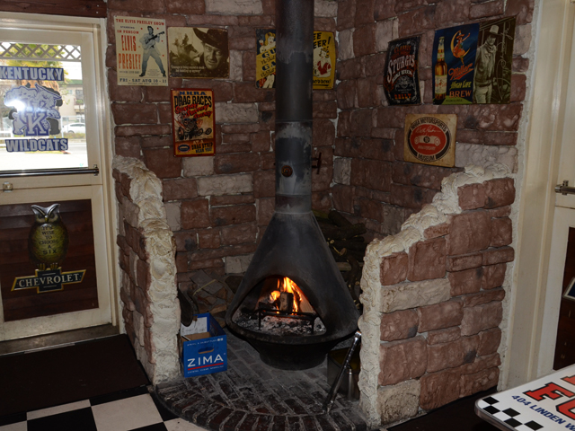 ▲店内の名物ともいえる暖炉。冬場は毎日火をともしているそうです