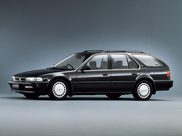 ▲日本に空前のステーションワゴンブームが訪れた1990年代初頭。ホンダはアメリカで発売したアコードワゴンを日本でも発売しました。ライバルのスバル レガシィツーリングワゴンが4WDメインだったのに対し、アコードワゴンは2WDが中心。荷室ドアを大きく傾斜させたスタイリッシュなデザインがサーファーを中心に人気を集めました