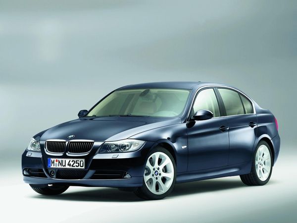 ▲こちらは2005年4月から2011年12月までの旧型BMW3シリーズ。型式名は「E90」です