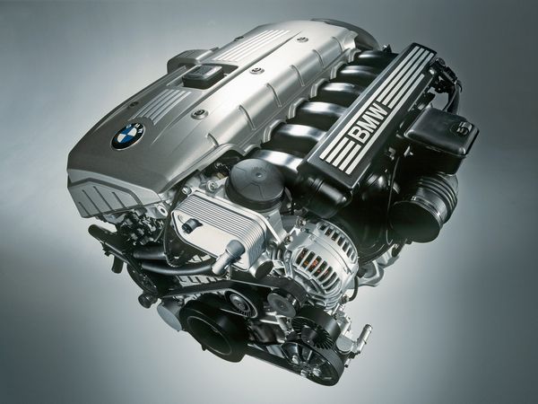 ▲こちらは旧型BMW3シリーズの直6エンジン（N52 B30型）。緻密な回転感覚は唯一無二の味わいです