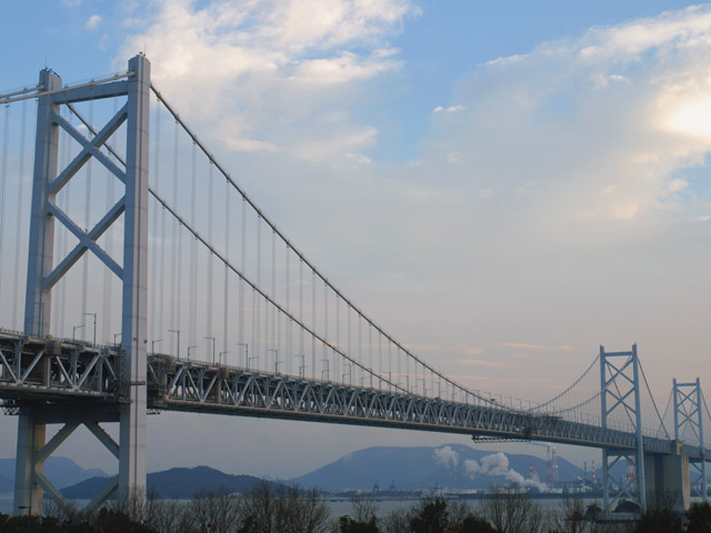 ▲岡山県と香川県をつなぐ瀬戸大橋が開通したのは1988年の4月10日。瀬戸大橋は10の橋の総称。構成は、主塔にかけられたメインケーブルから伸びるハンガーロープで桁を支える「吊橋」が3橋、主塔から斜めに伸びるケーブルで桁を支える「斜張橋」が2橋、鉄骨を三角形で組み合わせて桁を支える「トラス橋」が1橋、それらをつなぐ「高架橋」が4橋となっています