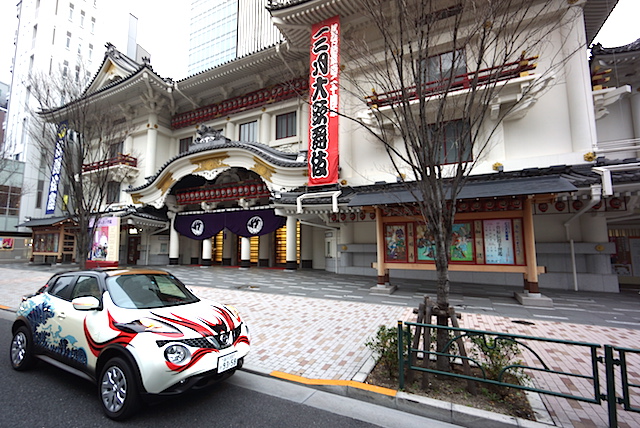 ▲せっかくなので、歌舞伎座までドライブ。史上、これほど歌舞伎座前で絵になる車があっただろうか。それゆえか、通行人にちらちら見られました……