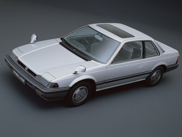 ▲1981年に登場したトヨタ ソアラ（初代）や1988年デビューの日産 シルビア（S13型）と並び、80年代のデートカーブームの象徴として語られるホンダ プレリュード（2代目）。リトラクタブルヘッドライトを採用したフロントフェイスに目が行きますが、実は日本初のABS機能を4輪に搭載した車だったんです！