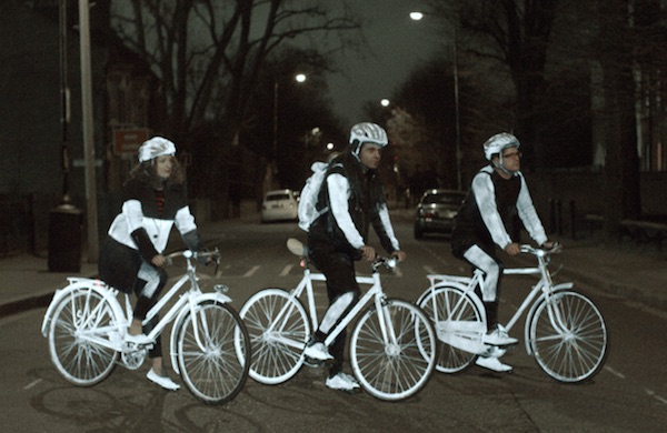 ▲普通の服を着て、カラフルな自転車に乗っていても、ヘッドライトに照らされるとこんな風に見えます