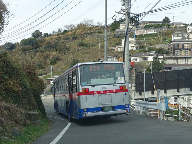 ▲急な坂のヘアピンを越え、狭い道をひた走る長崎のバス。しかも、小型ではなく通常の大型バス。友人のバス運転手曰く、「日本一運転が上手いのでは」なんて声も