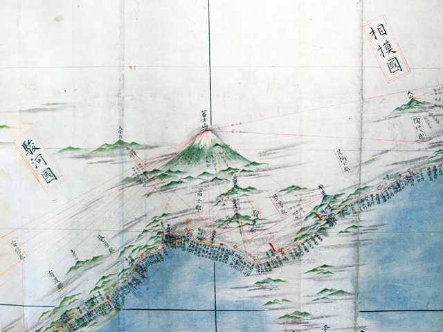 ▲17年の月日をかけて、国土の正確な地図、「大日本沿海輿地全図」を作り上げた伊能忠敬。彼が測量を始めたのが1800年4月19日（旧暦）。これを記念して4月19日は「地図の日」とも言われています。カーナビやスマートフォンアプリが普及した現在では紙の地図を見る機会も少ないですが、イザというときのために車に1冊積んでおくといいかもしれませんね