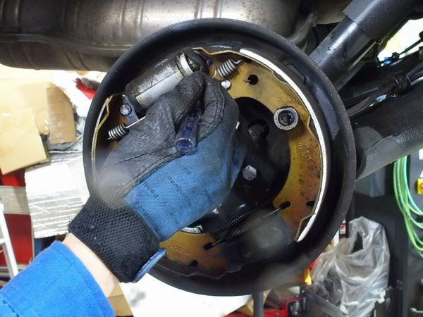 ▲カングーの後輪ブレーキはドラム式。その内部でよく起こっているオイル漏れもなし！
