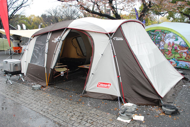 ▲ハイクラスキャンプを楽しむための筆頭が、コールマンのマスターシリーズ。写真の「ウェザーマスター(R)ワイド2ルームコーチ」はテントとスクリーンタープを一体型にした設計。これひとつで4人～6人でキャンプを楽しめる。価格は14万400円（税込）