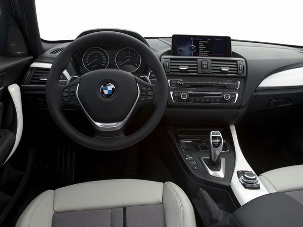 ▲こちらは現行BMW1シリーズのインパネまわり。非常に洗練されたデザインです