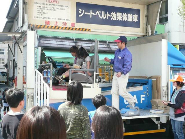 シートベルト効果体験車