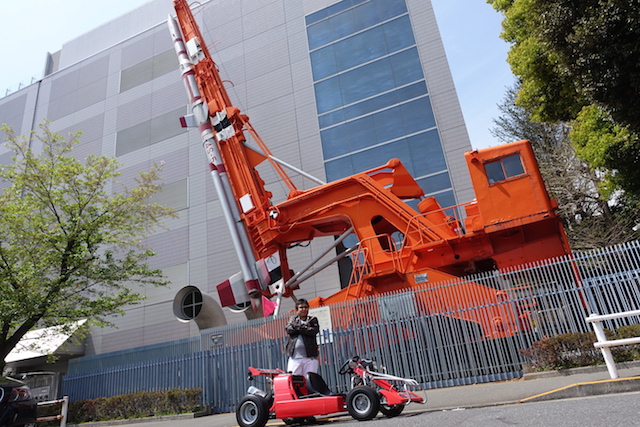 ▲最初は上野周辺をドライブ。写真は、国立科学博物館の屋外展示「ラムダ・ロケット用ランチャー」。1970年2月11日に日本で初めての人工衛星「おおすみ」を打ち上げたロケットランチャー（発射台）だ