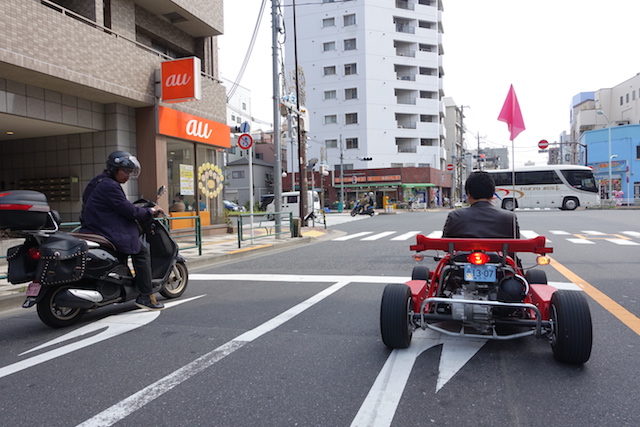 ▲やたらと、隣の車線の車やバイクから声を掛けられる。みな、「楽しそうだね～」とにこやかな表情なのが印象的だった