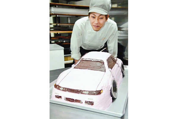 ▲お客さんの愛車をケーキで再現した三平さん。日産 シルビアは全長60cm×幅30cm×高さ15cm。製作に８時間を費やしたという