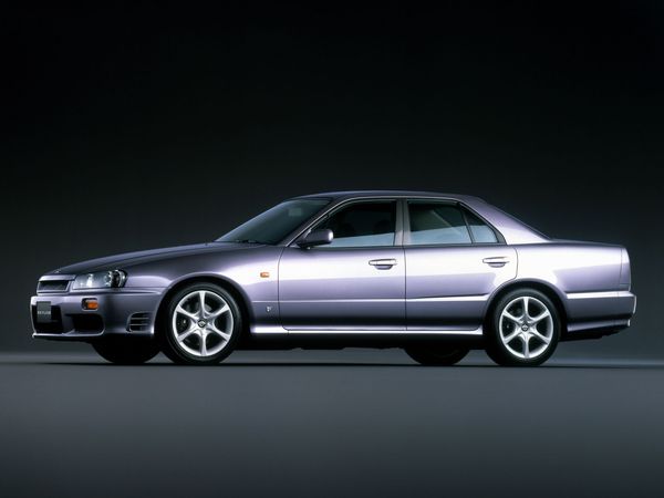 ▲1998年5月から2001年5月まで販売された日産　スカイラインR34型。写真は25GT-Xターボ