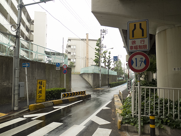 ▲国道254号で都内を抜けていると、左折の指示が。でかしたGoogle Mapsよ！ とばかりにハンドルを切り進むと、やがてこの標識に……。すまん、今日は全幅1890mmのホンダ レジェンドなのだよ……。国道254号に戻る