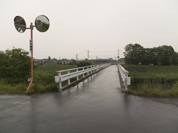 ▲新幹線からそれたと思ったら、今度は荒川の支流を渡る、車1台しか通れない橋。それにしてもGoogle Mapsよ、お前はなぜこんな橋を知っているのだ？