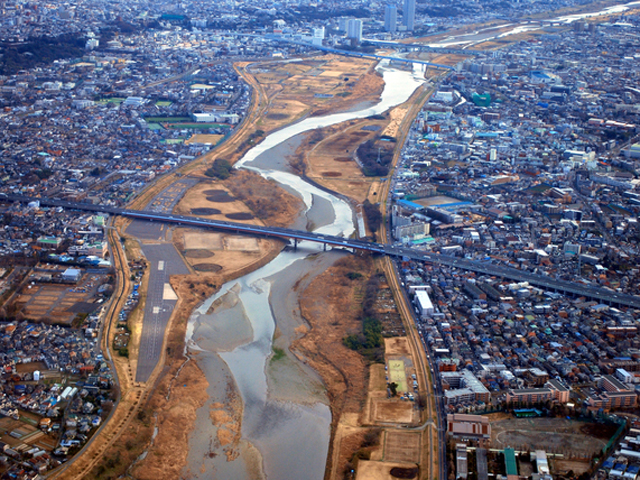 ▲東京都と神奈川県の県境にある多摩川。かつてここにサーキットがあったのをご存知でしょうか。1週1.2kmのオーバルコースだった「多摩川スピードウェイ」で第1回全日本自動車競争大会が開催されたのが1936年6月7日。この大会にはあの本田宗一郎氏も出場していたそうです