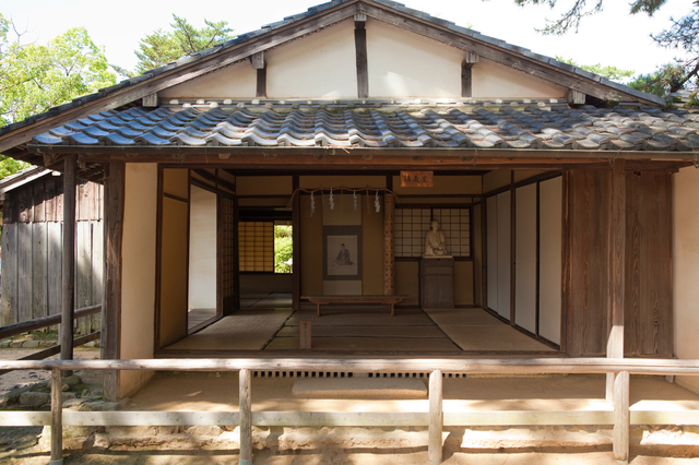 ▲修復された当時の建物は、10畳半と8畳の二間からなる木造瓦葺き平屋建て。日本を変える人材を輩出した私塾にしては、その小ささに驚くかもしれない