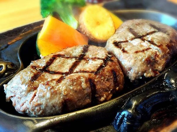 ▲静岡県でしか食べることのできない伝説の一品、さわやかの「げんこつハンバーグ」